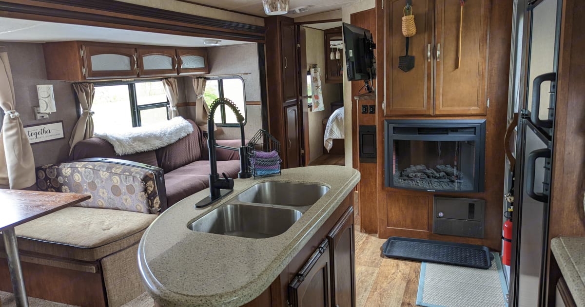 2015 Forest River Wildwood Heritage Glen Lite Travel trailer Rental in