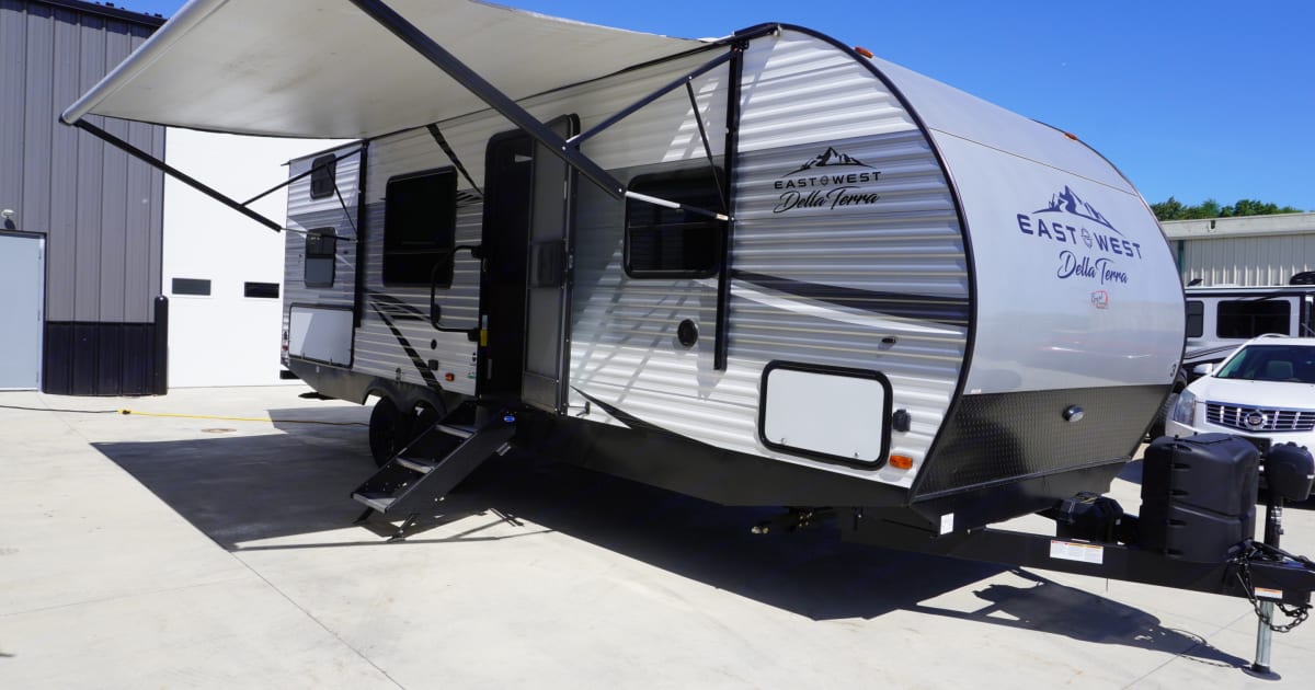 2021 DELLA TERRA 250BH Travel trailer Rental in Middlebury, IN Outdoorsy