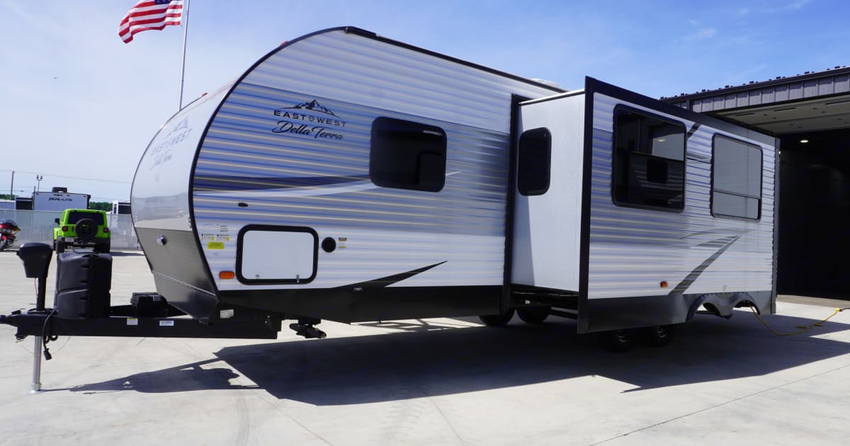 2021 DELLA TERRA 271BH Travel trailer Rental in Middlebury, IN Outdoorsy