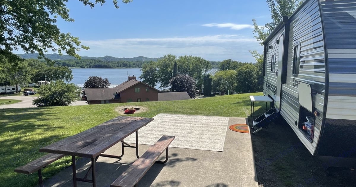 2021 Crossroads RV Zinger Lite Travel trailer Rental in La Crosse, WI