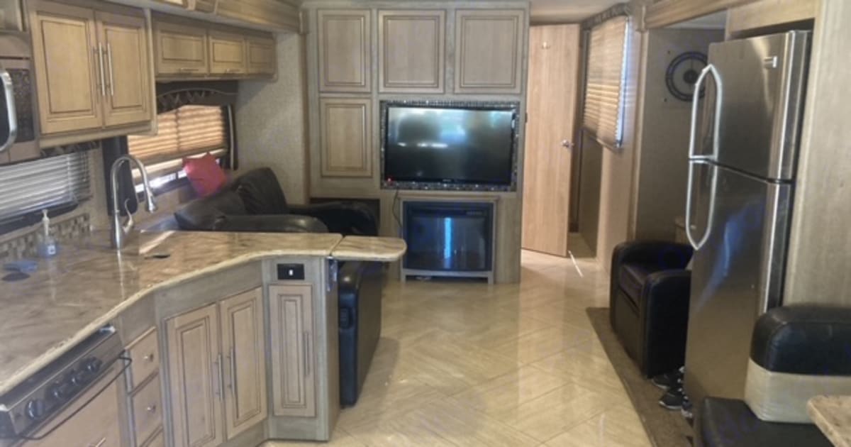 2015 1F66F5DY4E0A13513 37SA Class A Rental in SIMI VALLEY, CA Outdoorsy