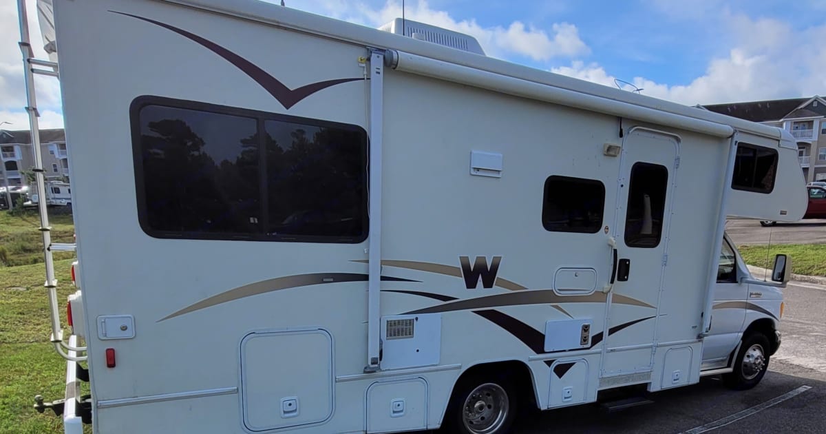 2006 Winnebago Outlook Class C Rental in Wilmington, NC Outdoorsy