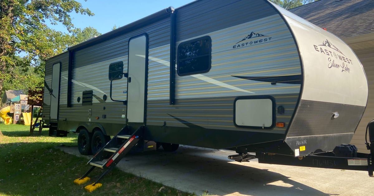 2021 East to West Silver Lake Travel trailer Rental in Mosinee, WI