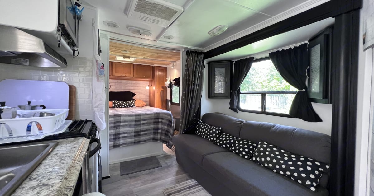 2009 Cruiser RV Viewfinder Travel trailer Rental in Miami, FL Outdoorsy