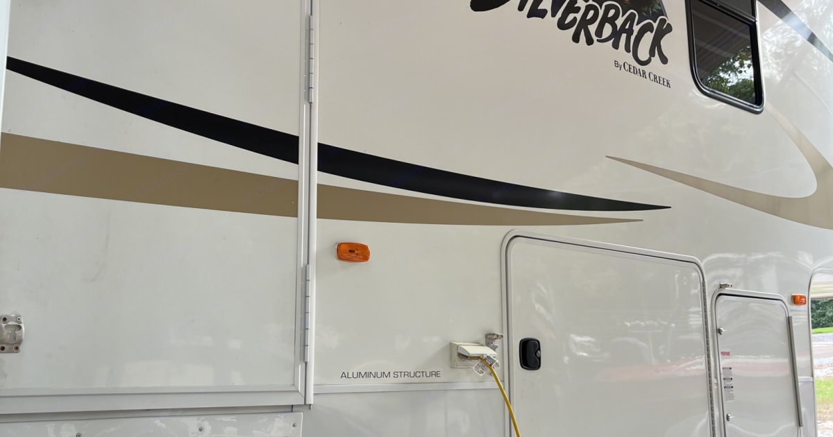 2010 Cedar Creek Silverback Caravane semiremorque Rental in Abbeville