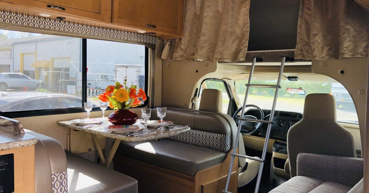 2017 Thor Freedom Elite Motorhome Rental in Tampa, FL | Outdoorsy
