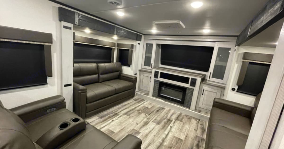 2023 Keystone RV Montana High Country Fifth-wheel Rental in Brookfield ...