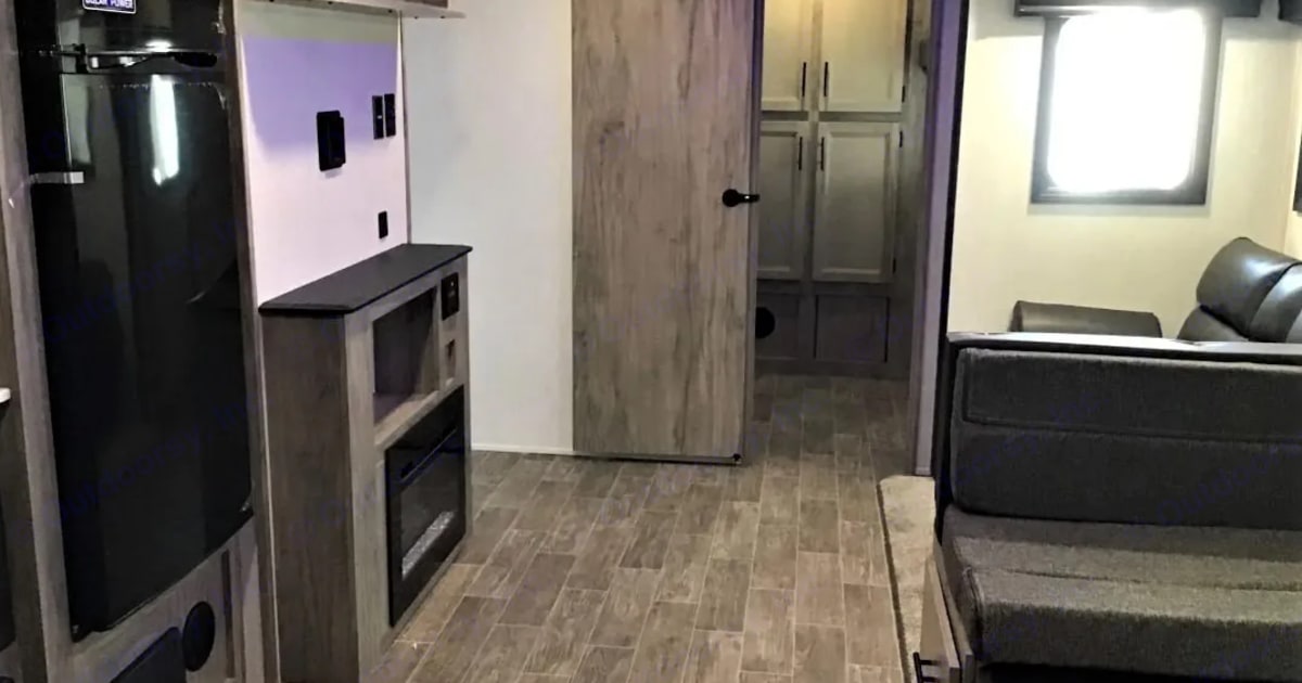 2022 Forest River Cherokee Alpha Wolf Travel trailer Rental in