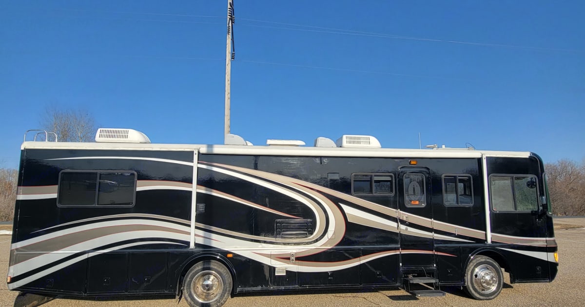 2000 Fleetwood Discovery Class A Rental in baldwin, WI Outdoorsy