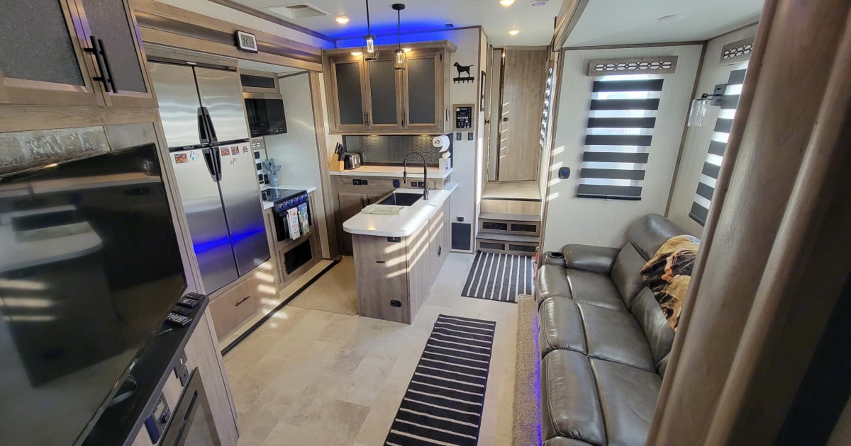 2021 Forest River Vengeance Rogue Amored Toy Hauler Fifthwheel Rental