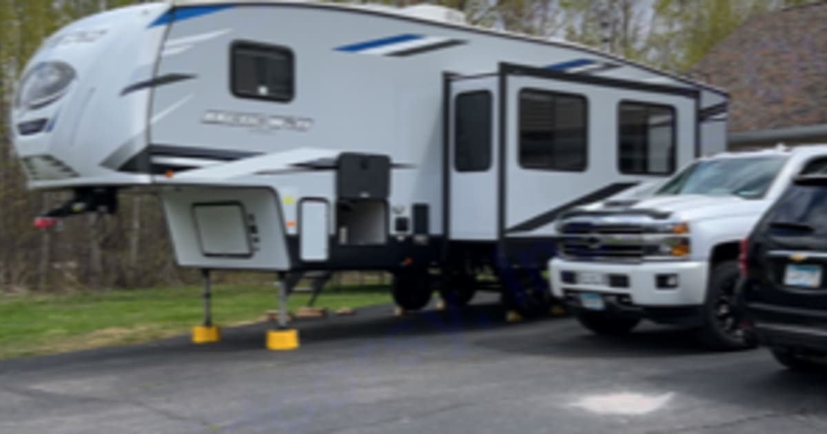 2021 Forest River Cherokee Arctic Wolf Fifthwheel Rental in Hermantown