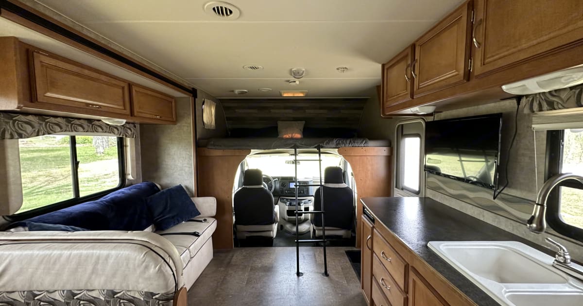 2016 Winnebago Minnie Winnie Class C Rental in Camdenton, MO Outdoorsy