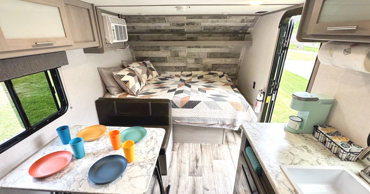 2023 Dutchmen Coleman Lantern LT Travel trailer Rental in Flowery