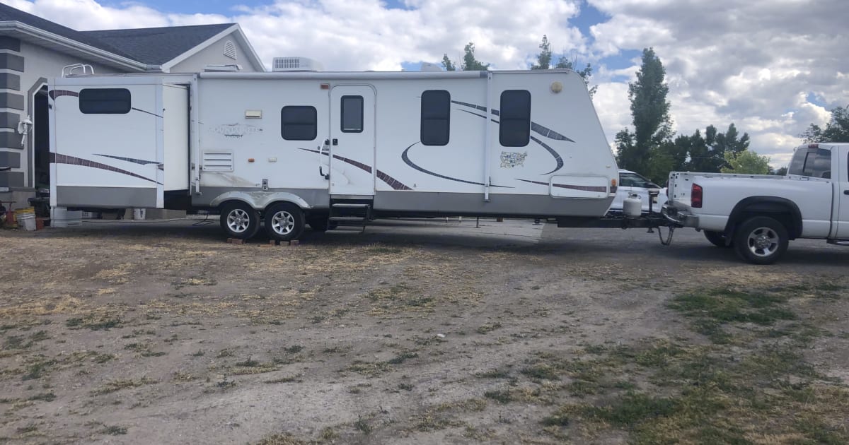 2008 Keystone Montana Mountaineer Truck Camper Rental in Grantsville