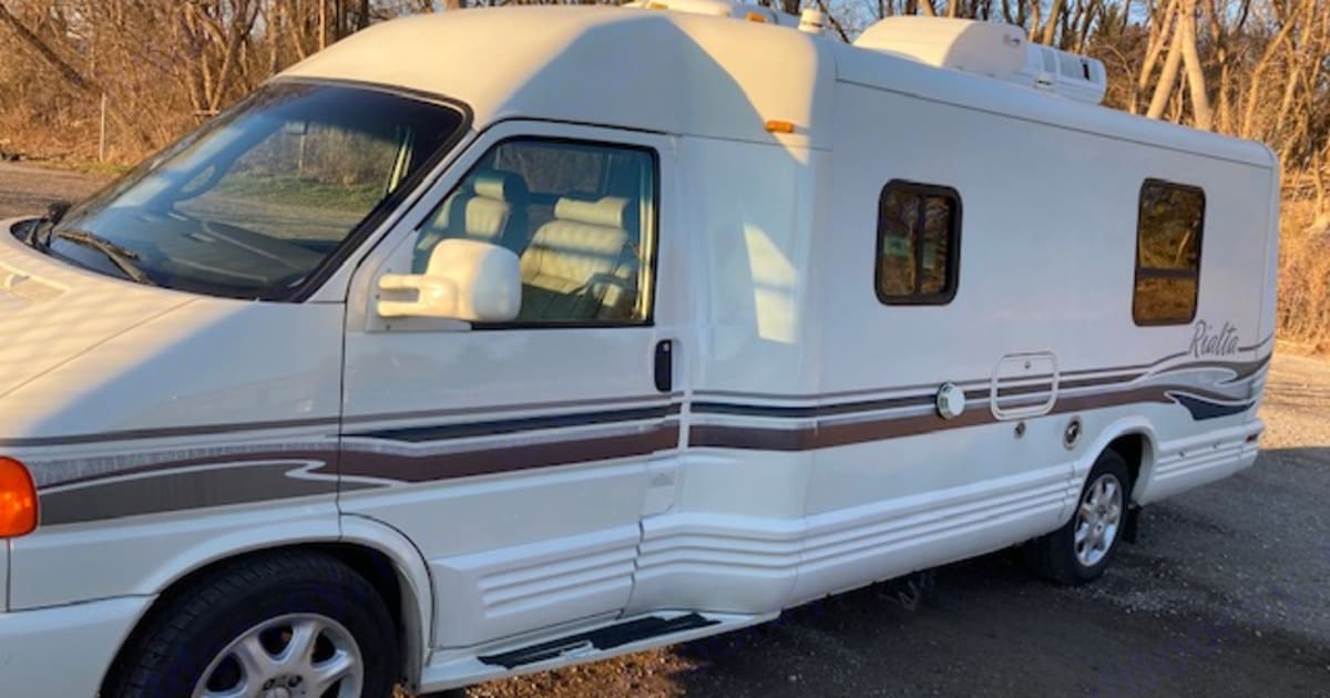1998 Winnebago Rialta Class B Rental in London, ON | Outdoorsy