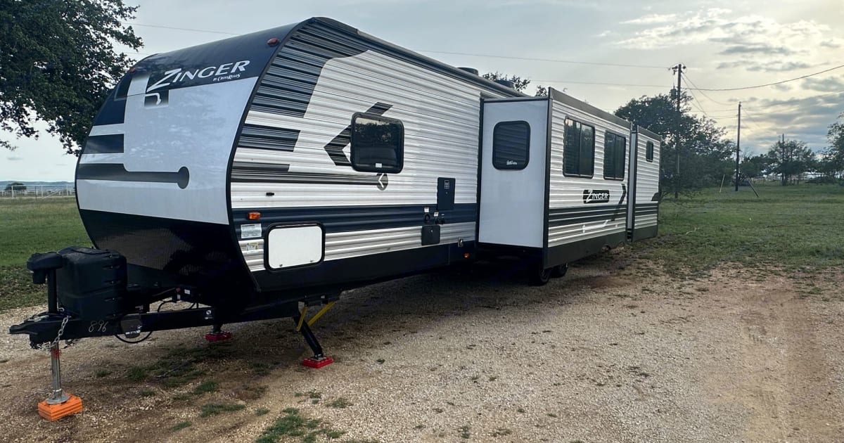 2021 crossroads zinger 331BH Travel trailer Rental in Bandera, TX