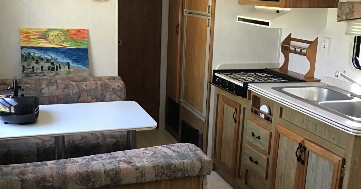 2000 Chateau cavalier Travel trailer Rental in wyoming, MI Outdoorsy