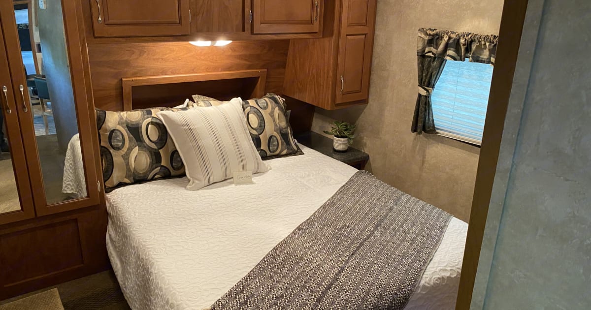 2010 Keystone RV Raptor Toy Hauler Fifthwheel Rental in Crofton, KY