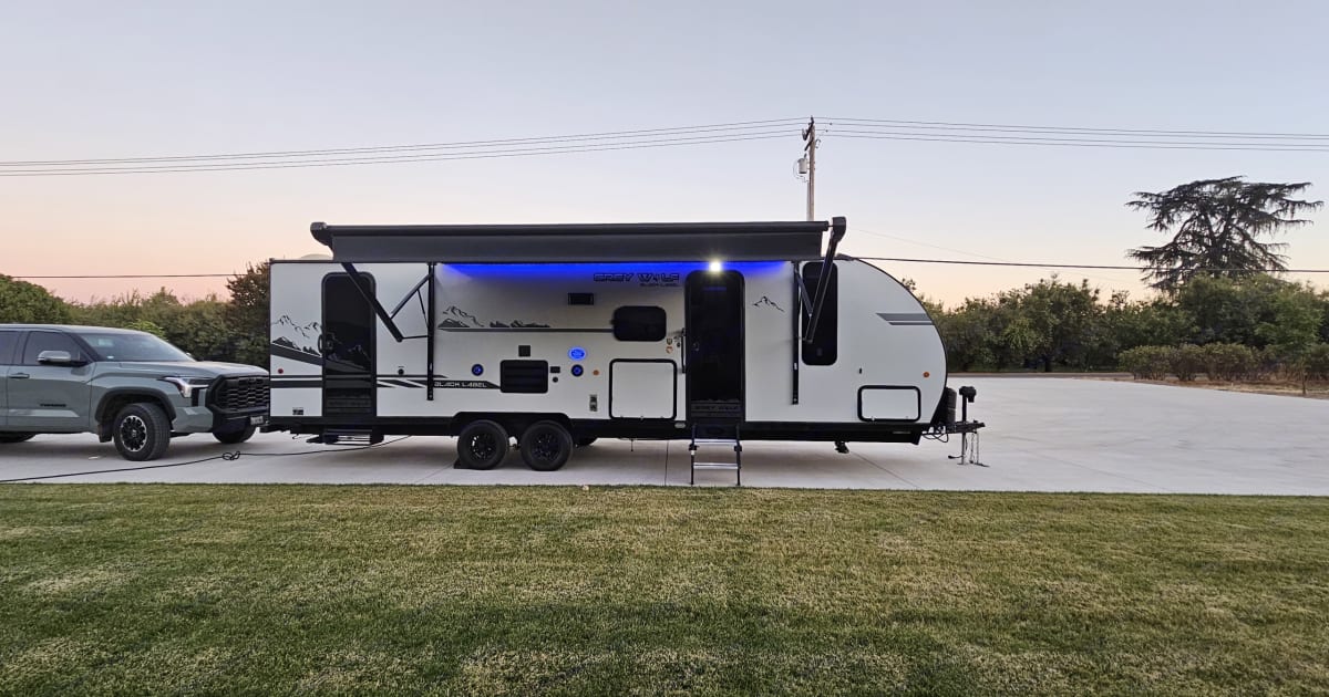 2021 Forest River Cherokee Cherokee Black Label Travel trailer Rental