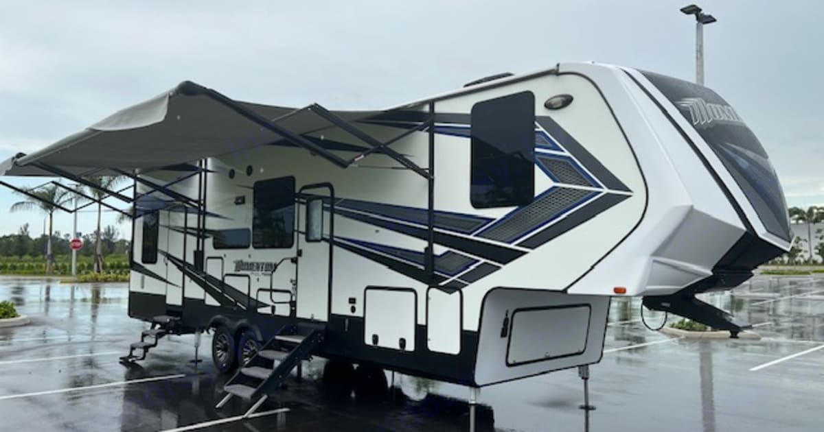 2018 Grand Design Momentum Toy hauler Rental in Loxahatchee, FL Outdoorsy