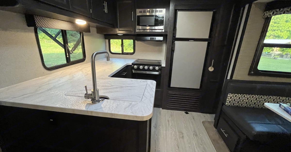 2019 Dutchmen Kodiak Truck Camper Rental in CRAWFORDSVILLE, IN Outdoorsy