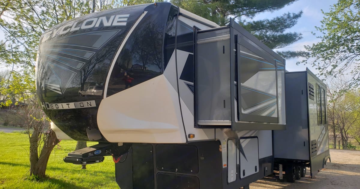 2021 Heartland RVs Cyclone Toy Hauler Fifthwheel Rental in Plattsburg