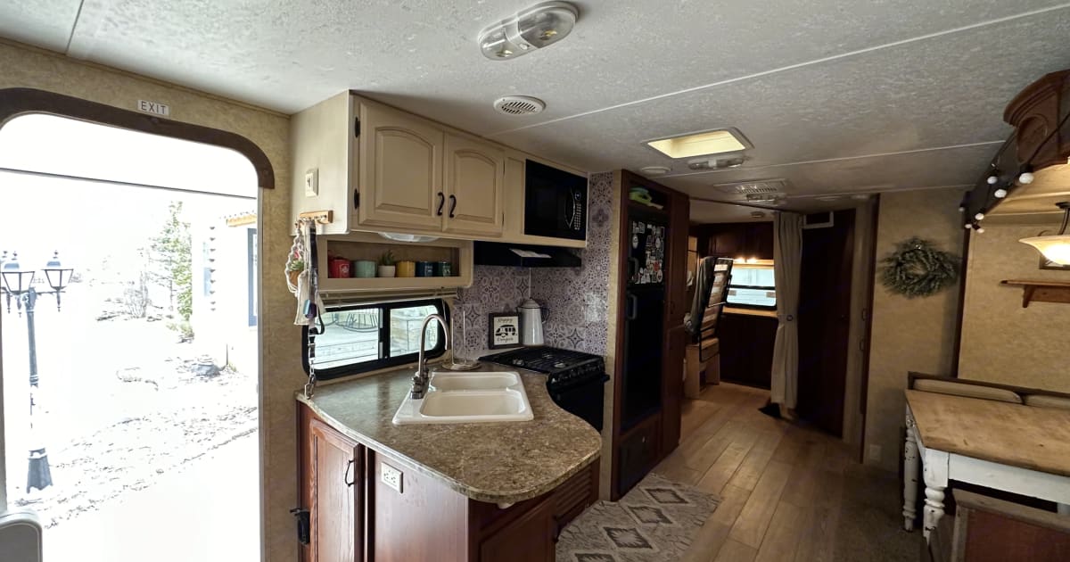 2010 Forest River Tracer Executive Travel trailer Rental in Steinbach