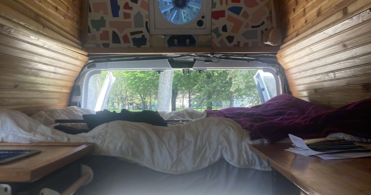 2007 Ford Econolline 250s Camper van Rental in North Mankato, MN