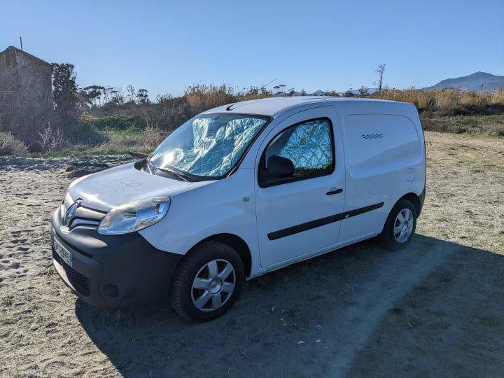 Photos, 2015 Renault Kangoo Camper van Rental in LUCCIANA