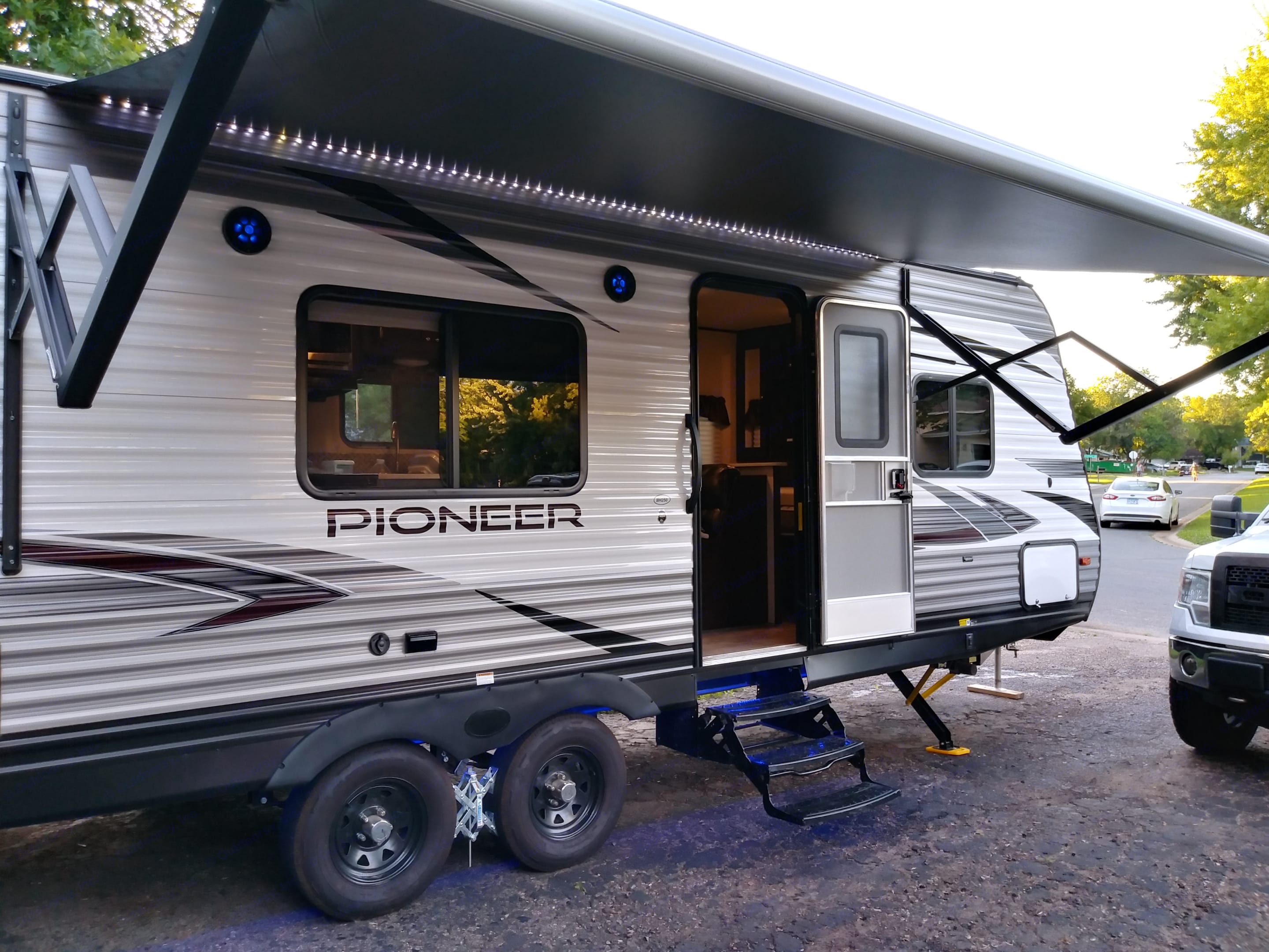 who makes the pioneer travel trailer