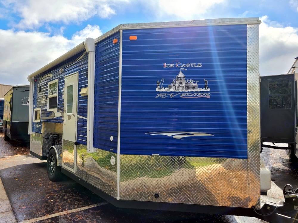 2019 Ice Castle Fish Houses Rv Edition Standard Trailer Rental in Hines