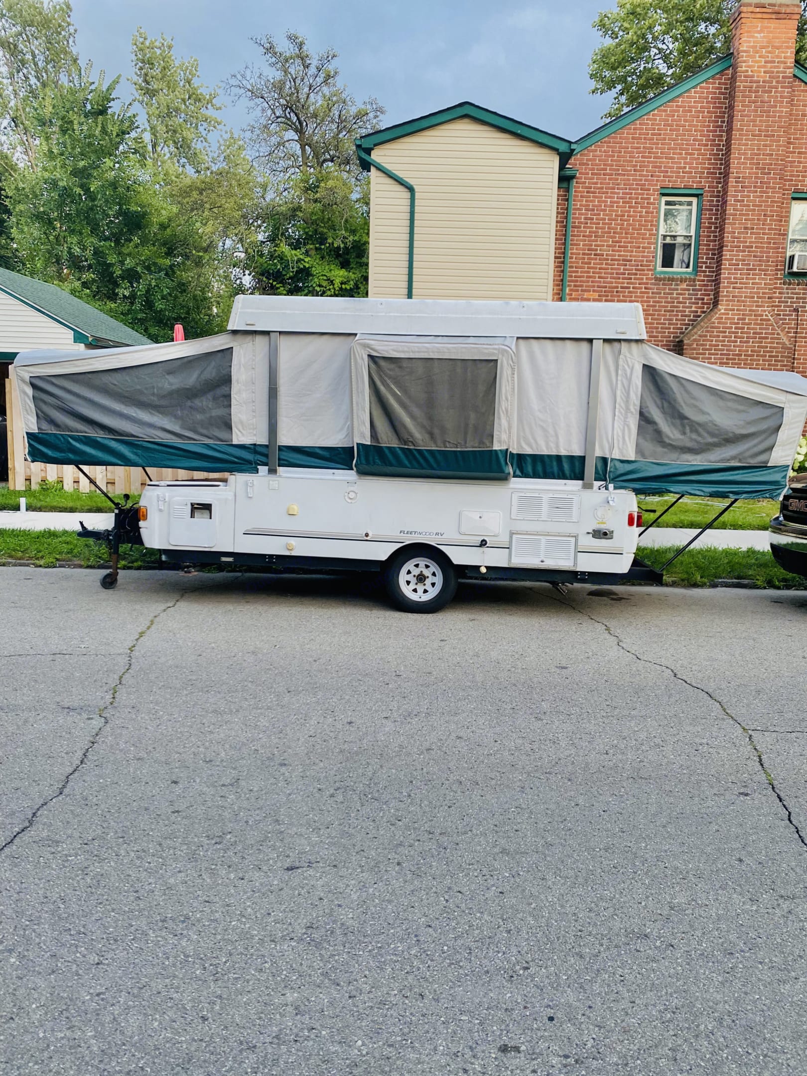 2004 Coleman Fleetwood Timberlake Folding Trailer Rental in Detroit, MI