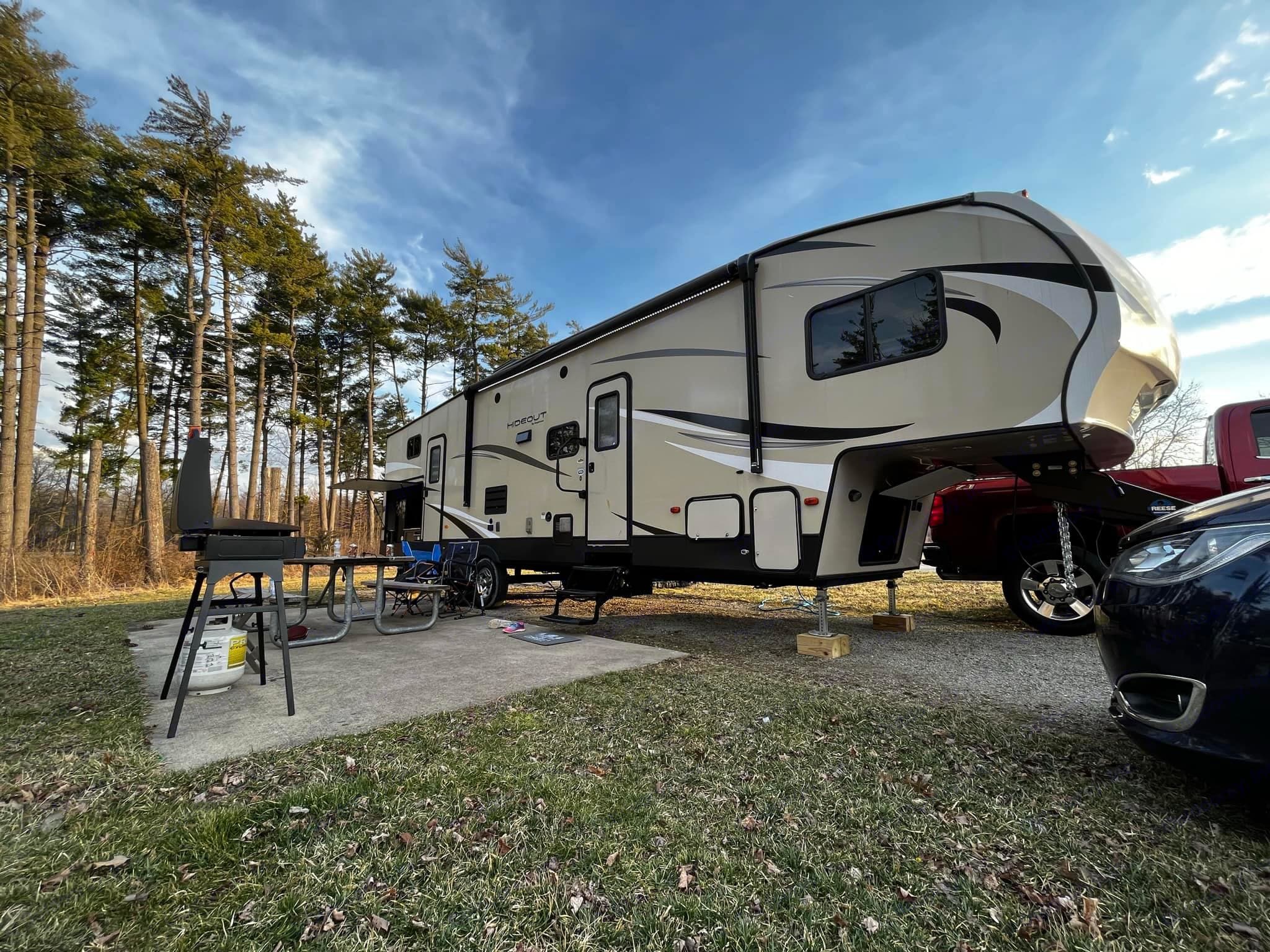 Keystone RV Hideout Fifth-Wheel Rental 