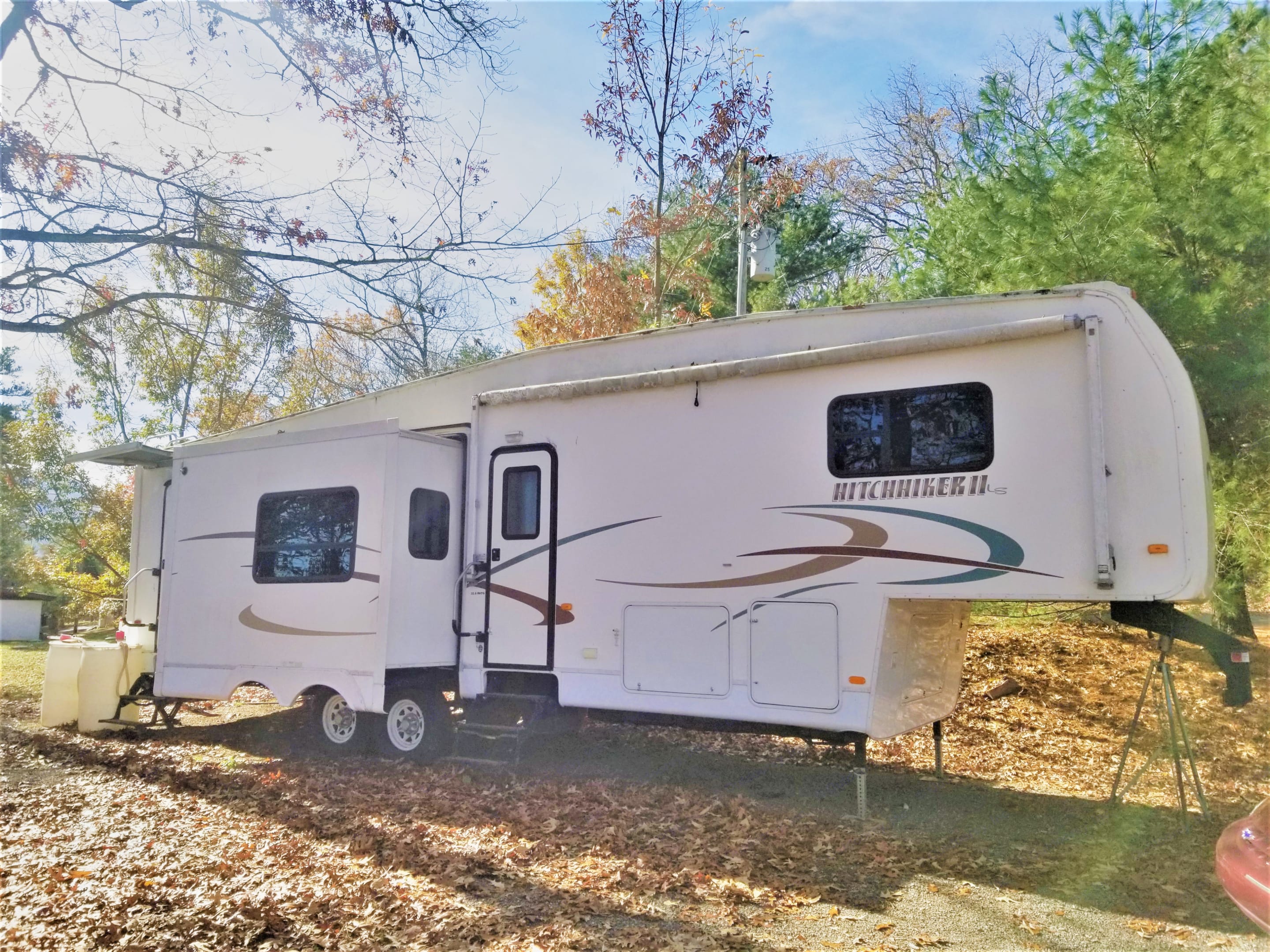 2004 Nu Wa Hitchhiker Ii Ls FifthWheel Rental in Hiawassee, GA Outdoorsy