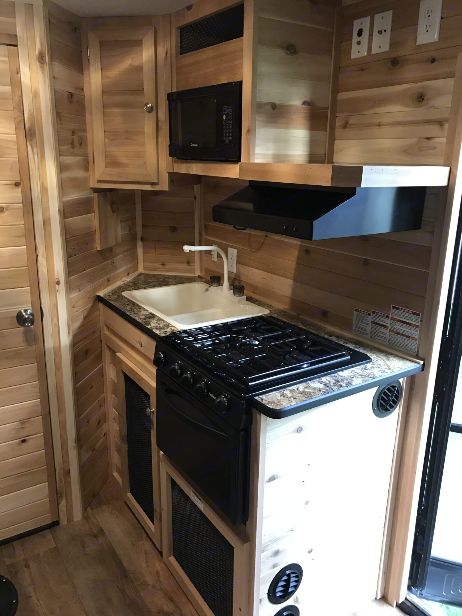 2018 Ice Castle Fish Houses Rv Edition Standard Trailer Rental in