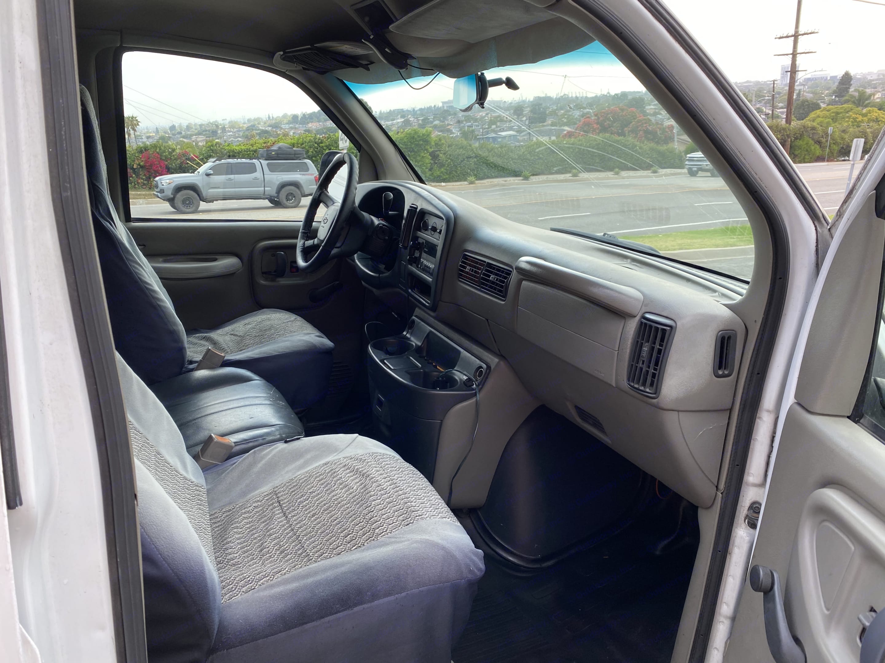 Cabin view. Chevrolet Express 3500 2000