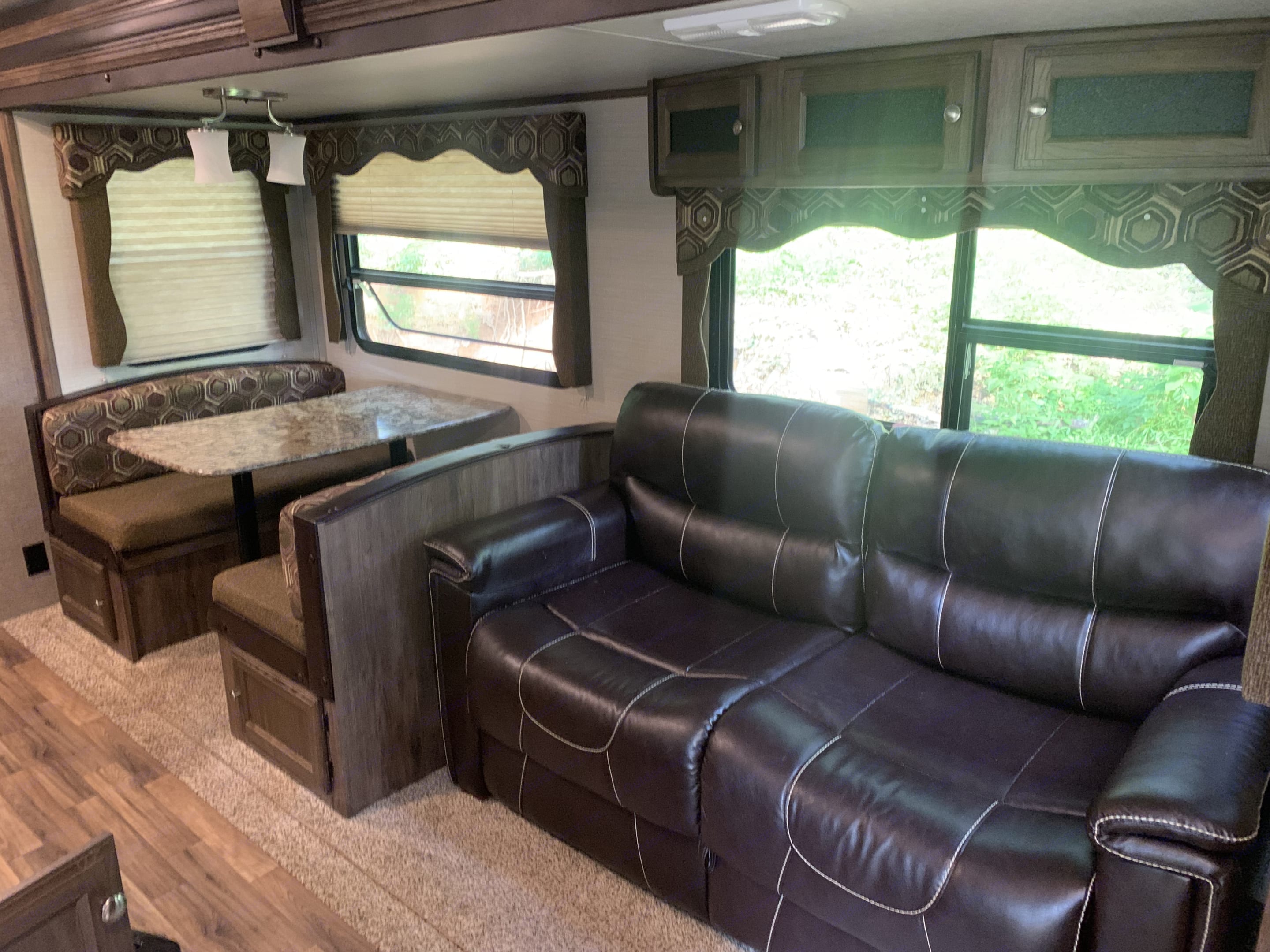 2016 Keystone Cougar Xlite Travel Trailer Rental in Hernando, MS