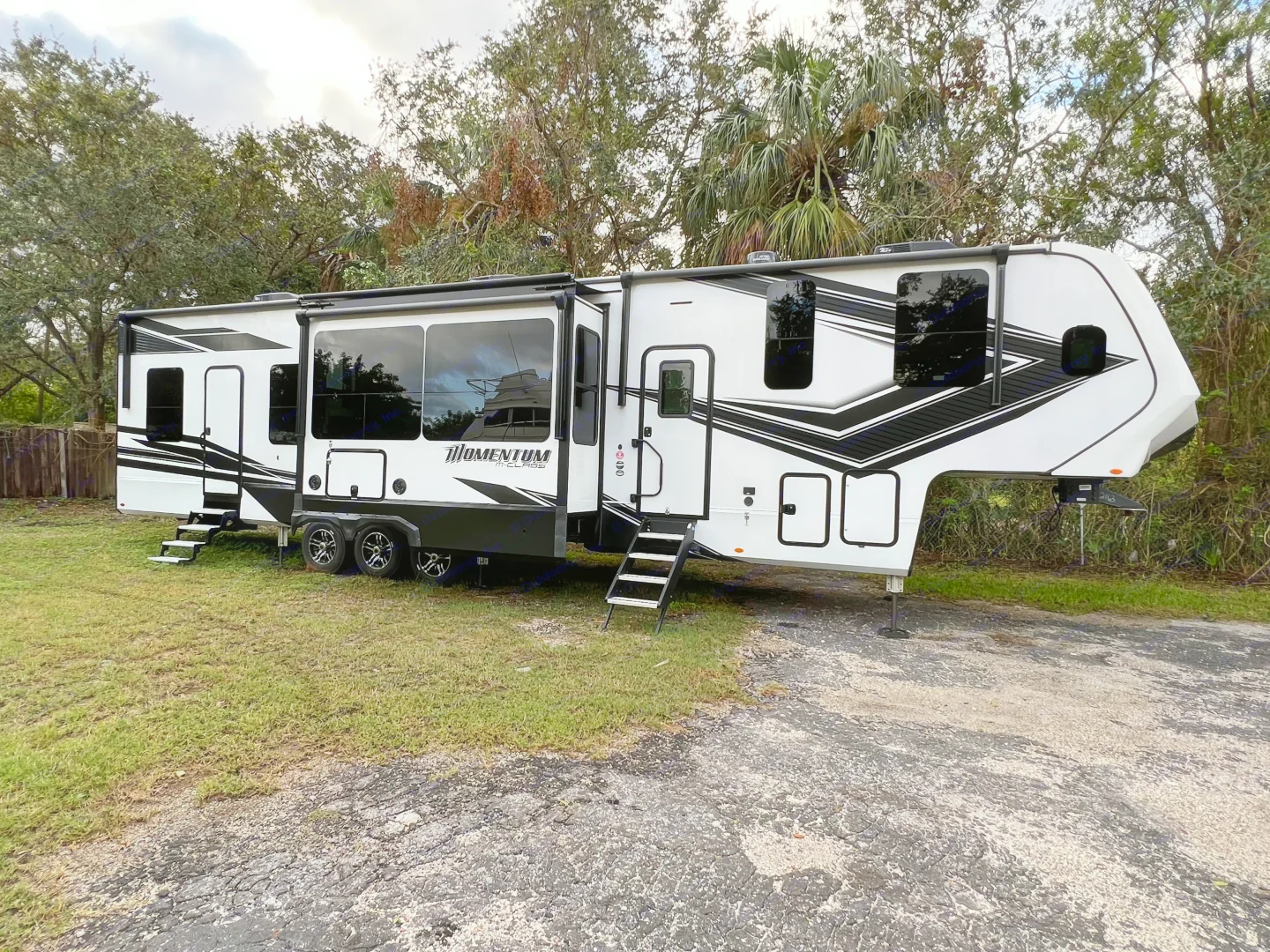 2022 Grand Design Momentum Toy Hauler Fifth-wheel in Palmetto, FL
