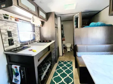 2020 Dutchmen Coleman Lantern LT Travel trailer rental in Middletown, CT