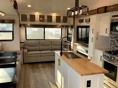 2022 Forest River Prime time Crusader 382mbh Fifth-wheel rental in Davenport, FL