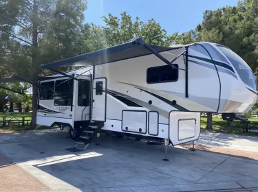 2021 Alliance RV Paradigm Fifth-wheel rental in Silverado, CA