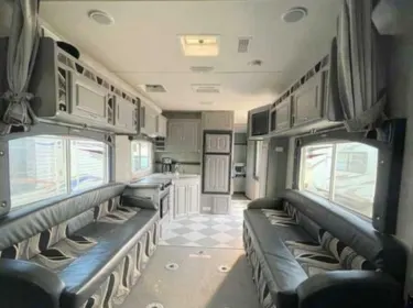 2009 Weekend Warrior Widelite Wlfsc2800 Toy hauler rental in Cranbrook, BC