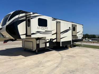 2019 Keystone Alpine Fifth-wheel rental in San Antonio, TX