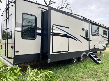 2019 Keystone Sprinter Fifth-wheel rental in Bastrop, TX