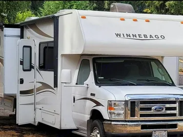 2015 Winnebago Minnie Winnie Class C rental in Portland, TN
