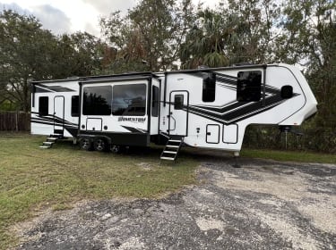 2022 Grand Design Momentum Toy Hauler Fifth-wheel rental in Palmetto, FL