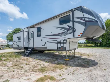 2018 Forest River Wildwood Heritage Glen Lite Fifth-wheel rental in TYLER, TX