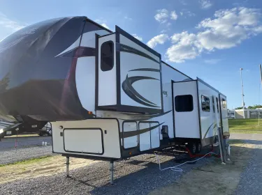2019 Forest River Salem Hemisphere GLX Fifth-wheel rental in Cordova, TN