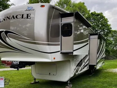2011 Jayco Pinnacle Fifth-wheel rental in Moline, MI