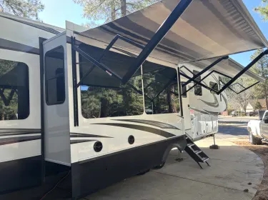 2022 Grand Design Solitude Fifth-wheel rental in Flagstaff, AZ